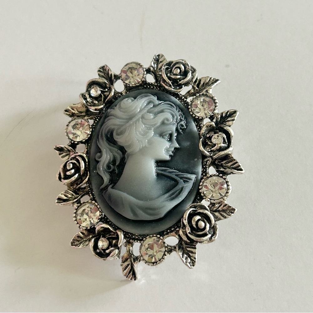 Victoria Style Cameo Brooch Beauty Portrait Queen Victorian Style Pin